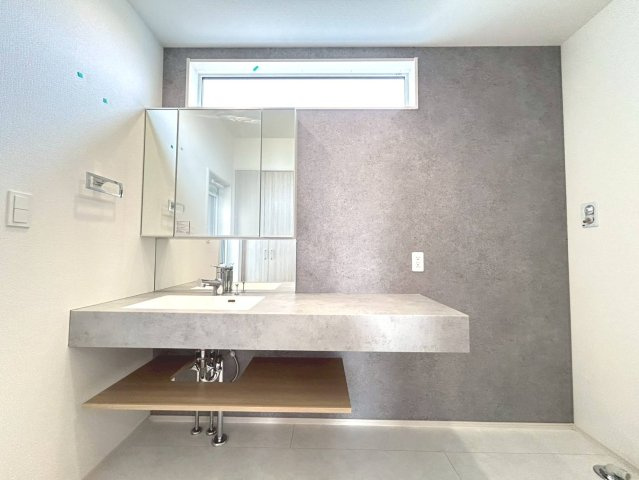 ブルーミングガーデン　江南市江森町西　全4区画分譲の独立洗面台|三面鏡裏スペースや、収納量がアップした洗面下部で、たっぷり収納できます。水栓やミラーはエコ仕様です。
電気やガス代の節約にもなります！一体成型ボウルを採用したお手入れも簡単な洗面化粧台。