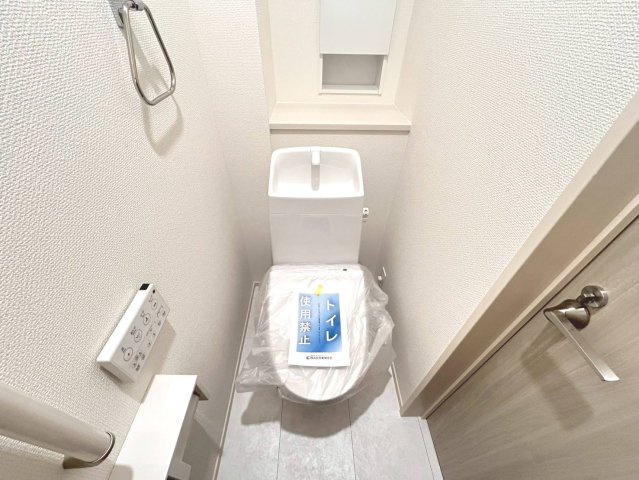 ブルーミングガーデン　江南市江森町西　全4区画分譲のトイレ|汚れが付きにくく落ちやすい表面加工と、掃除のしやすいフチレス形状便器の相乗効果でお手入れが楽々です。
節水型で家計にも優しい！温水洗浄便座で寒い冬も気持ちよくトイレ時間を過ごせます。