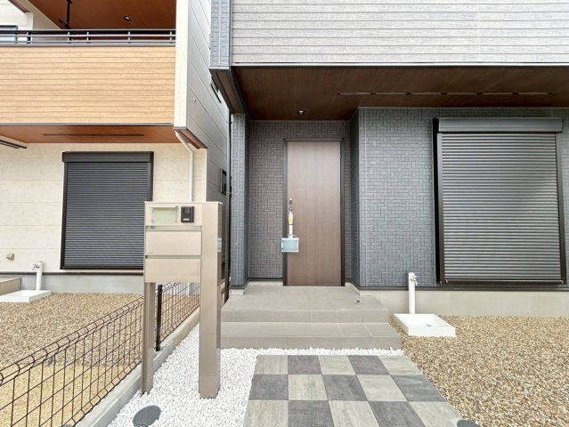 ブルーミングガーデン　江南市江森町西　全4区画分譲の玄関|専用のカードやスマートフォンで施解錠可能な玄関錠。快適さと防犯面に特化した、新世代の玄関ドアです。
鍵の毎回の開け閉めのイライラが減り、毎日の暮らしにゆとりが生まれます。