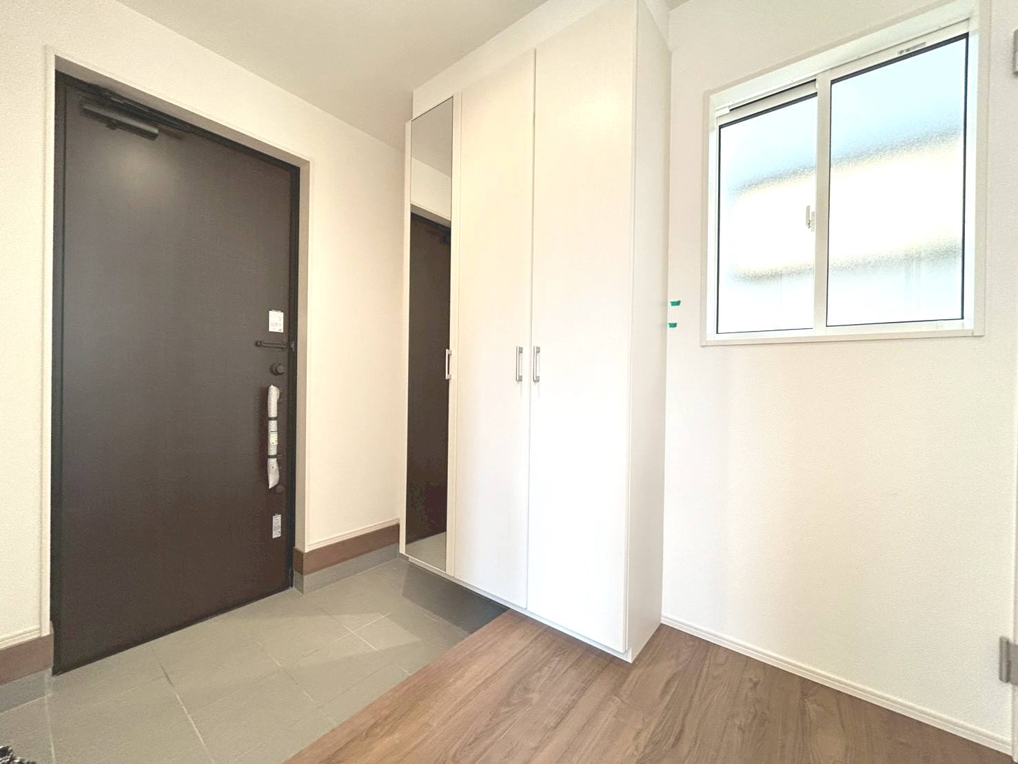 ブルーミングガーデン　江南市江森町西　全4区画分譲の玄関|大容量のシューズ収納付きで玄関周りもすっきり！玄関ドアからの光が玄関ホールを明るくしてくれます。