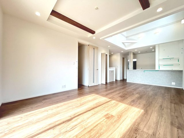ブルーミングガーデン　江南市江森町西　全4区画分譲の居間・リビング|リビングには開放感のある【折上げ天井】を採用。最大2.6mの天井高で部屋をより広く明るく感じられます。
開放感と高級感を演出し、自然と家族みんなが集まる心地よい空間を作り出しています。