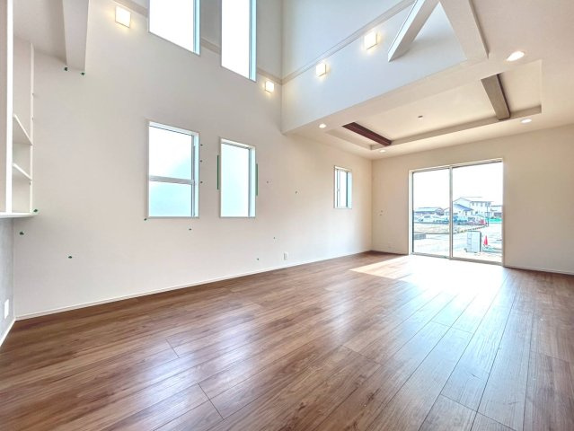 ブルーミングガーデン　江南市江森町西　全4区画分譲の居間・リビング|リビングには開放感のある【折上げ天井】を採用。最大2.6mの天井高で部屋をより広く明るく感じられます。
開放感と高級感を演出し、自然と家族みんなが集まる心地よい空間を作り出しています。