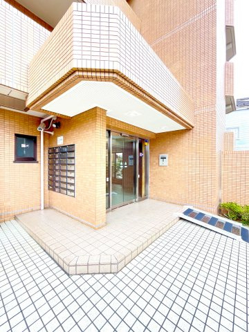 コスモ金町ガーデンコートのエントランス