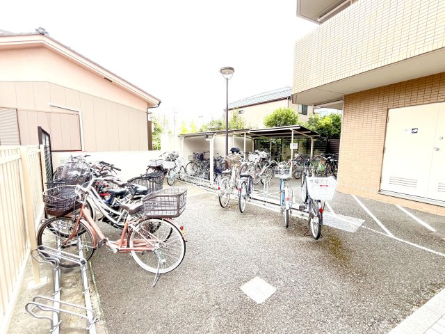 コスモ金町ガーデンコートの駐輪場