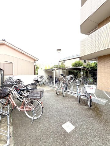 コスモ金町ガーデンコートの駐輪場