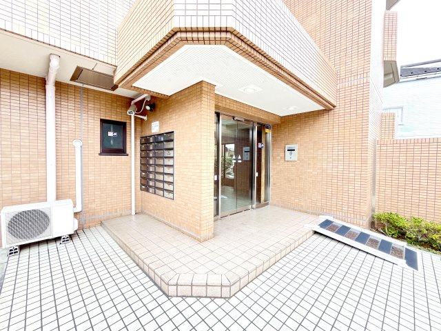 コスモ金町ガーデンコートのエントランス