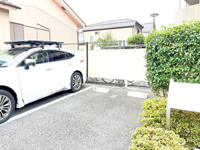 コスモ金町ガーデンコートの駐車場