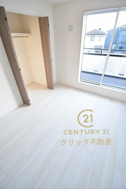 ブルーミングガーデン  水戸市姫子1丁目　限定1棟！の洋室|折戸を開くと壁面クローゼット。衣類が横一列に並ぶためひと目で洋服が選びやすい！衣類をたくさんお持ちの方もスッキリ片付きます♪