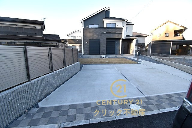 ブルーミングガーデン  水戸市姫子1丁目　限定1棟！の駐車場|駐車場は十分なスペース。ご家族それぞれが車をご所有の場合や、来客の際も安心です。
内覧可能です。ご予約はHPから、またお電話でもお気軽にどうぞ。