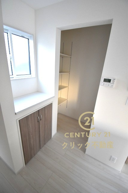 ブルーミングガーデン  水戸市姫子1丁目　限定1棟！の居間・リビング|写真左側はカウンターです。カウンターの下は扉のある収納スペース。奥はパントリーです。食品のストックなどがスッキリ片付きます。