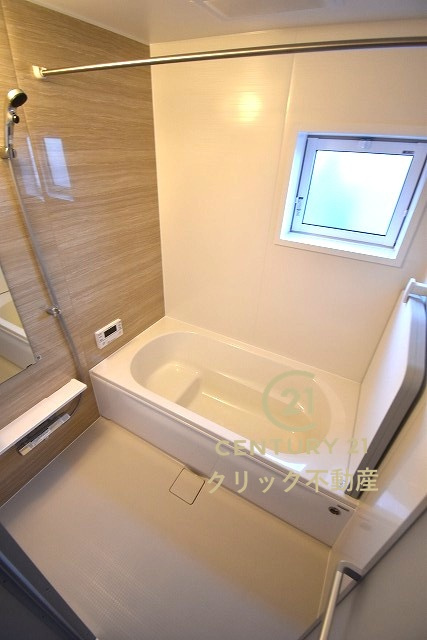 ブルーミングガーデン  水戸市姫子1丁目　限定1棟！の浴室|浴槽への出入りが安全な低床タイプのユニットバスです。洗い場は滑りにくい速乾床ですので、お子様やご高齢の方にも安心です。自動お湯張りに追焚機能付きのオートバスです。