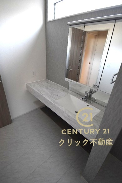 ブルーミングガーデン  水戸市姫子1丁目　限定1棟！の脱衣所|洗面室は広めです。清潔感を保ちやすいフルフラットカウンターで洗練されたデザイン。上部の窓からのやわらかな自然光が空間に気品と寛ぎをもたらします。