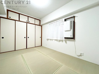 リビング横の和室スペースはリビングと続きで利用してもデザイン性のとれる洋風和室になります。やっぱり一室は欲しい和室は客間や小さなお子様の寝かせ付けなどにも便利です。