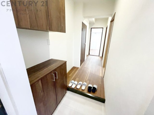 大きな玄関収納付きの玄関です　家族皆様の履物をしっかり収納できます