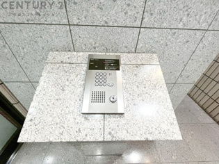 オートロック式エントランスは他の住民や外部の人間が簡単に出入りできないため、個々の住戸が安全に保たれます。同時に、訪問者が来訪する場合にはインターホン等で確認することができ、不要な来客を遮断できます。