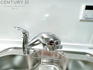 浄水機能付キッチン水栓は、飲み水や調理水の品質を向上させ、健康と安全をサポートします。便利な直飲みや炊飯用水として利用でき、ボトル水の買い物やストックの必要がなくなります。