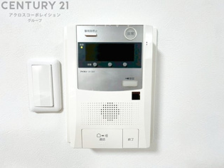 訪問者が来たときにテレビ画面で確認できるため、安心してドアを開けられます。録画機能があるものもあり、留守中に来訪者を記録しておくことができます。利便性が高く、セキュリティ面でも安心です。