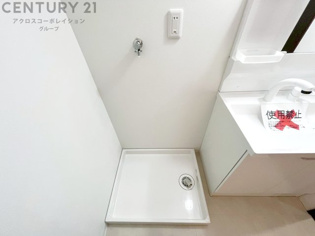 洗濯物の仕分け作業がしやすく、整理整頓が容易になります。洗濯音や湿気を他の部屋に持ち込まず、生活環境を快適に保ちます。上部を活用すれば収納スペースを確保でき洗剤や洗濯用品の整理もしやすくなります。