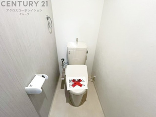 温水洗浄便座付トイレは温水洗浄機能により、暖かい水でおしりを洗浄することができ、冷たい水を使う従来の便座に比べ、温水洗浄機能で暖かいトイレを提供し、快適な使用を可能にします。