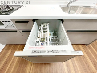 食器洗浄乾燥機は手洗いに比べて時間や労力を節約できます。また、高温のお湯で洗浄されるため、雑菌や細菌を殺菌する効果もあります。さらに、乾燥機能があるため、手で拭く手間も省け衛生的に保管できます。