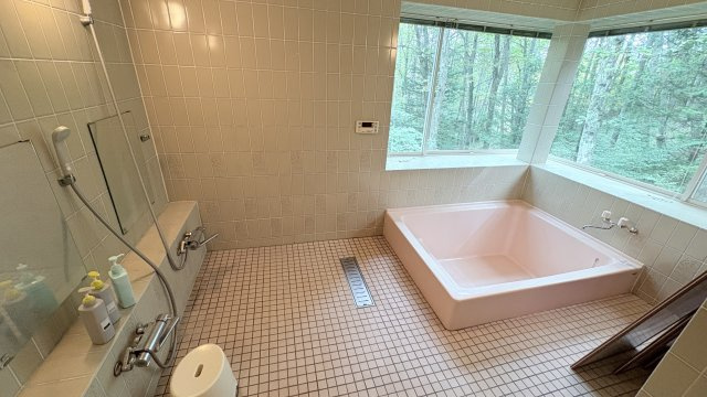 南軽井沢　八風の郷別荘地　5LDKの大型中古戸建の浴室