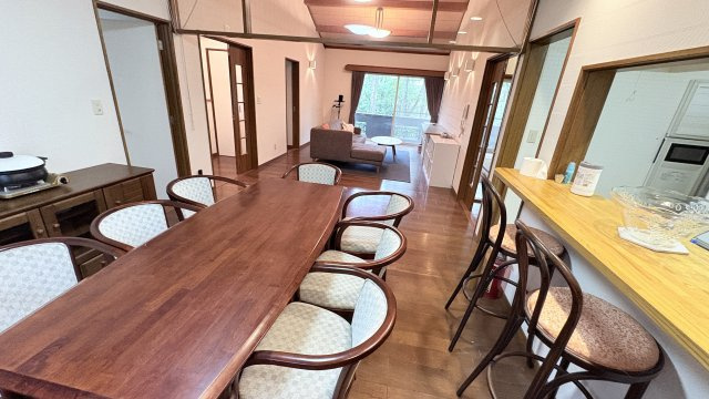 南軽井沢　八風の郷別荘地　5LDKの大型中古戸建の居間・リビング