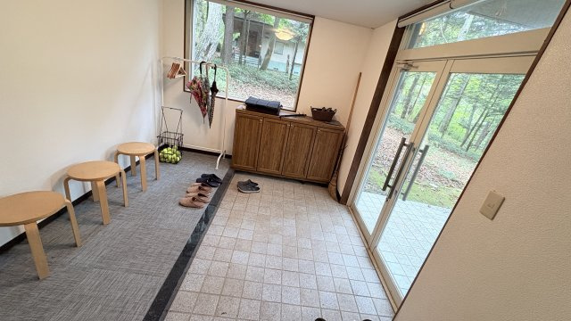 南軽井沢　八風の郷別荘地　5LDKの大型中古戸建の玄関