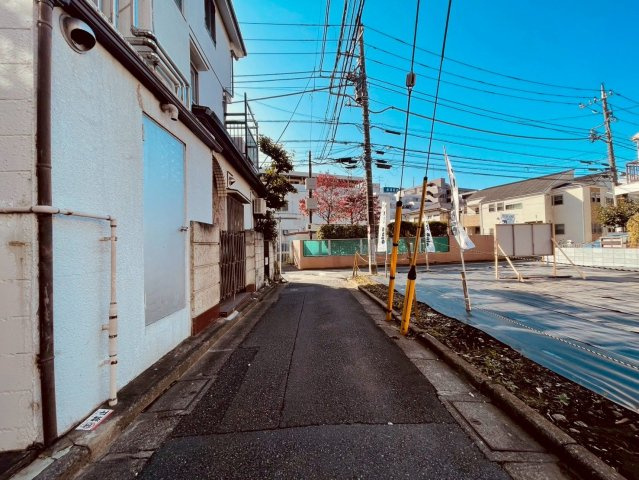 【前面道路含む現地写真】 | 練馬区向山１丁目　売地　B区画 | 教育施設も徒歩10分圏内に充実の子育てしやすいエリアです