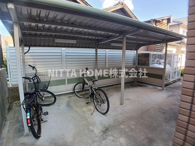 アメニティカスガⅦのその他共用部分|屋根付きの駐輪場になります◎