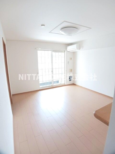 アメニティカスガⅦの居間・リビング|１２．８帖のリビングルームは南向きのバルコニーがついています★