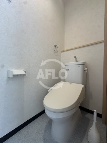 西成区北津守1丁目貸家のトイレ|西成区北津守1丁目貸家　温水洗浄便座