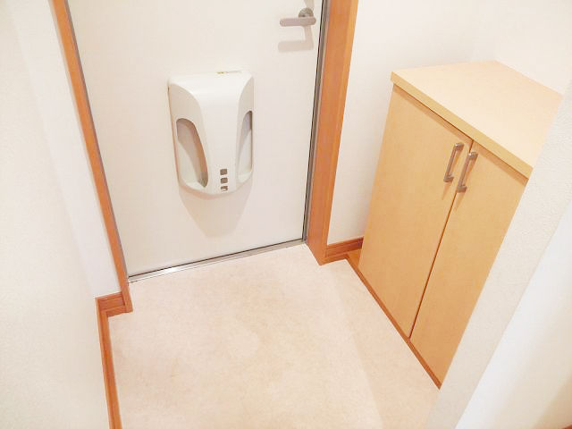 小金井ハルハウス１号棟の玄関