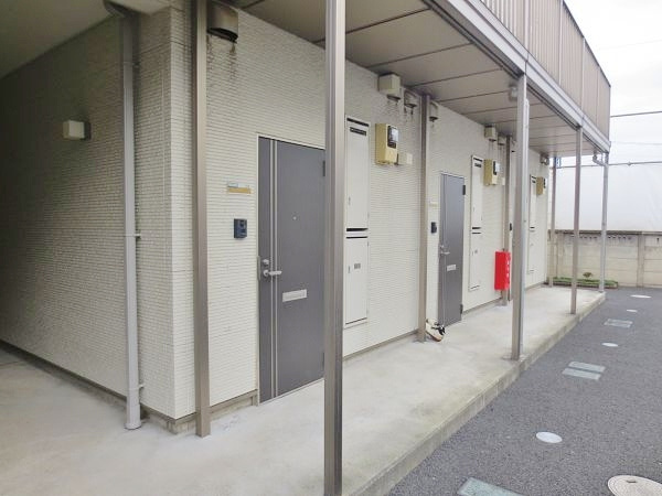 小金井ハルハウス１号棟のエントランス