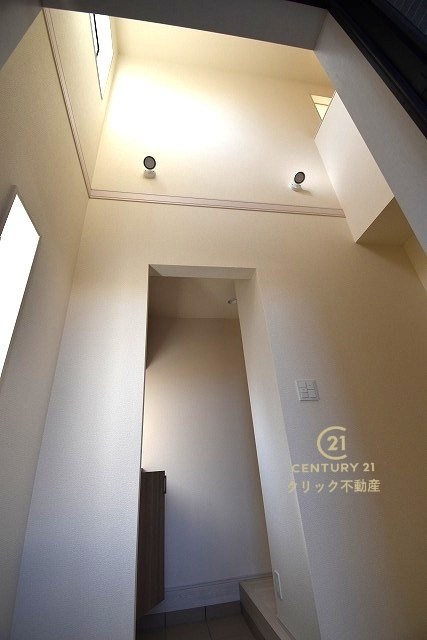 ブルーミングガーデン  水戸市千波町　4期　2の玄関|吹抜けを採用した玄関は明るく開放的！湿気がこもりにくいのも嬉しいですね♪