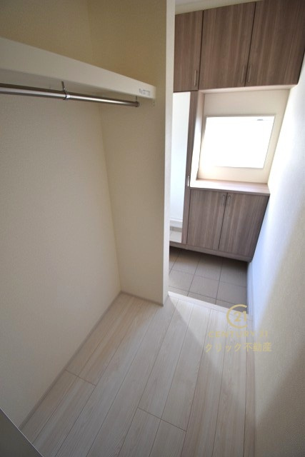 ブルーミングガーデン  水戸市千波町　4期　2の収納|玄関、パントリーとつながるファミリークローク。上着を掛けておいたり、帽子やエコバッグなどをサッと手に取れるので、お出掛けのフットワークが軽くなります。