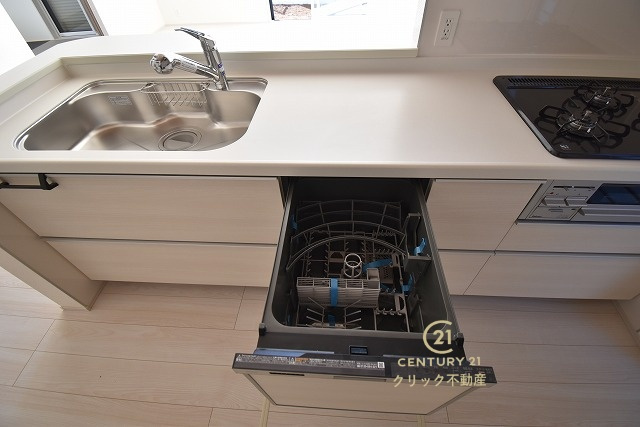 ブルーミングガーデン  水戸市千波町　4期　2のキッチン|対面式システムキッチンは料理中や後片づけの間も会話が楽しめ、家族に一体感が生まれます。食事の後片付けもラクラクの食洗機つき♪水道代の節約になり、気になる手荒れも防げそう！