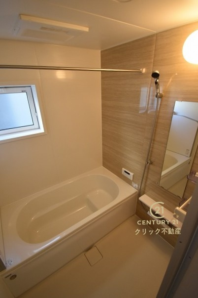 ブルーミングガーデン  水戸市千波町　4期　2の浴室|浴槽への出入りが安全な低床タイプのユニットバスです。洗い場は滑りにくい速乾床ですので、お子様やご高齢の方にも安心です。自動お湯張りに追焚機能付きのオートバスです。