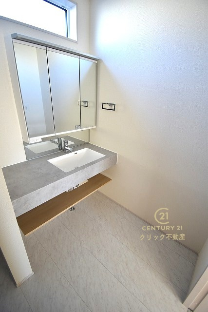 ブルーミングガーデン  水戸市千波町　4期　2の脱衣所|清潔感を保ちやすいフルフラットカウンターです。身だしなみチェックや歯磨きなど、朝の慌ただしい時間でも余裕を感じていただけます。