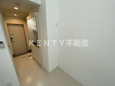 【玄関】 | ポンデロッサ駒岡 | 収納もある玄関です