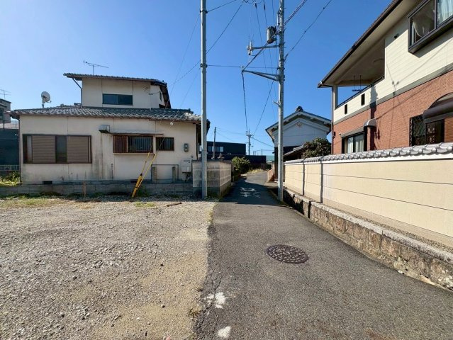 栗東市綣7丁目2号地　売土地の前面道路含む現地写真