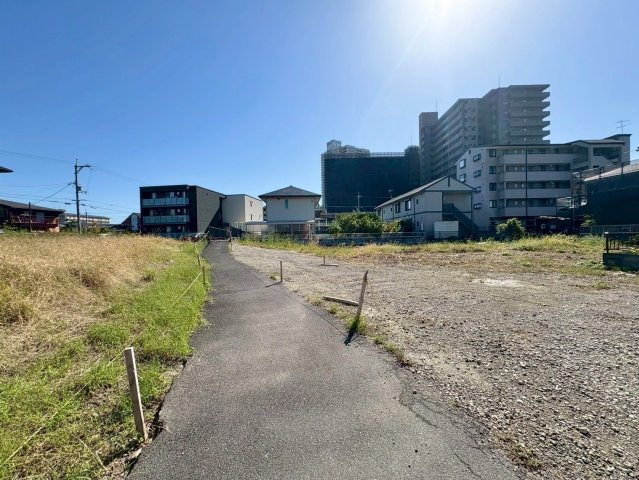 栗東市綣7丁目2号地　売土地の前面道路含む現地写真
