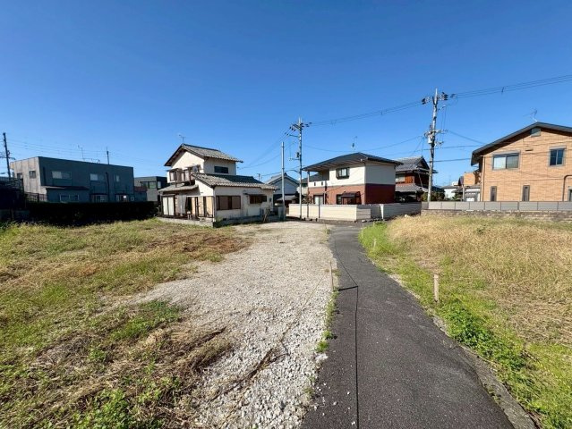 栗東市綣7丁目2号地　売土地の前面道路含む現地写真