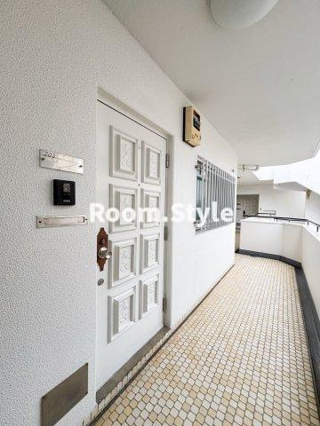 テラスハウスヴィップ長者丸の玄関|空室のためご都合に合わせてご内覧できます
お問合せはお電話でもお受付しております。
03-6450-5211