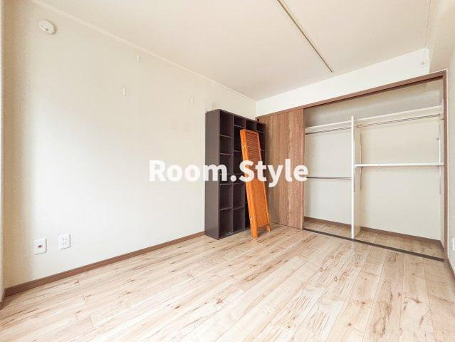 テラスハウスヴィップ長者丸の洋室|空室のためご都合に合わせてご内覧できます
お問合せはお電話でもお受付しております。
03-6450-5211