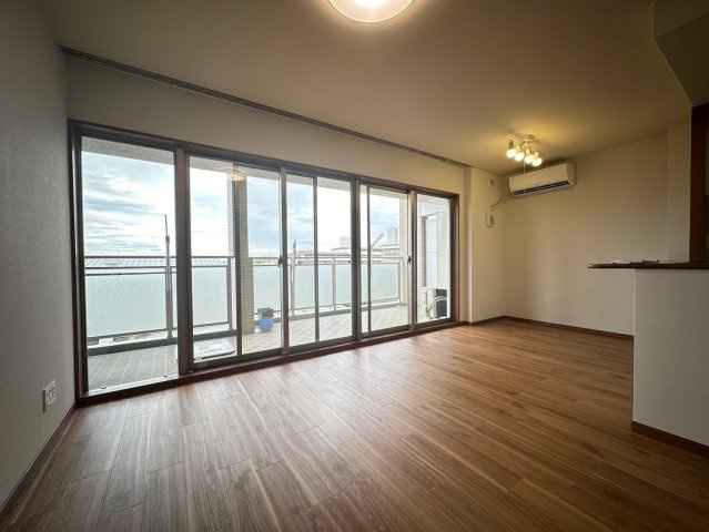 ルネシーズンズ千里の丘1番館の居間・リビング