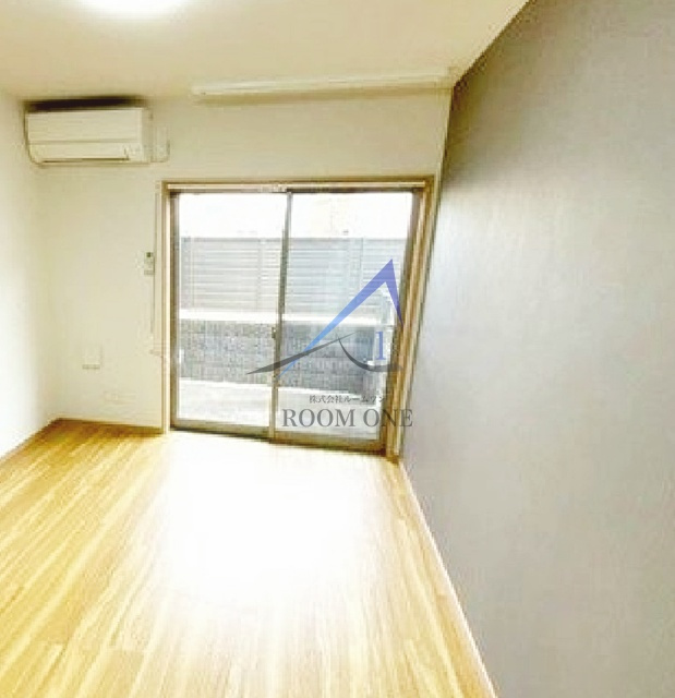 ソリッド堀切菖蒲園弐番館の居間・リビング|洋室のお部屋です。