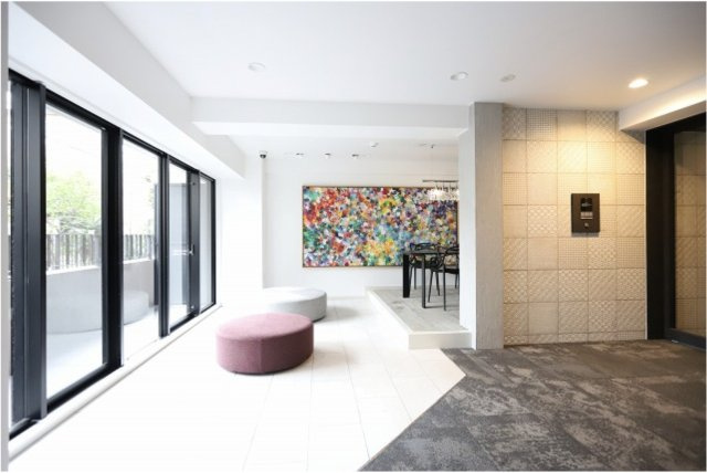 プレジール神宮前のロビー