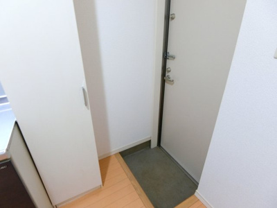 【玄関】 | クレフラスト台原駅前 | 背の高い下駄箱で靴も収納できます。