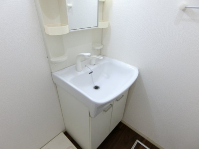 【洗面所】 | クレフラスト台原駅前 | 朝の支度もスムーズな独立洗面台。