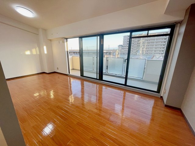 ラルジュ宝塚の居間・リビング|ゆったりとした居間です